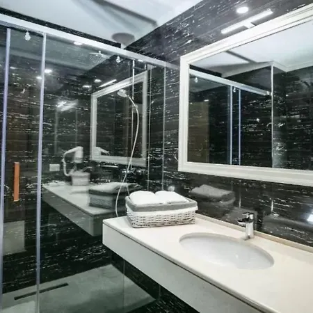 Prestige Durres מלון